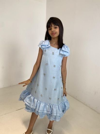 صورة فستان سماوي بفينكات جانبيه على الاكتاف أنبقة